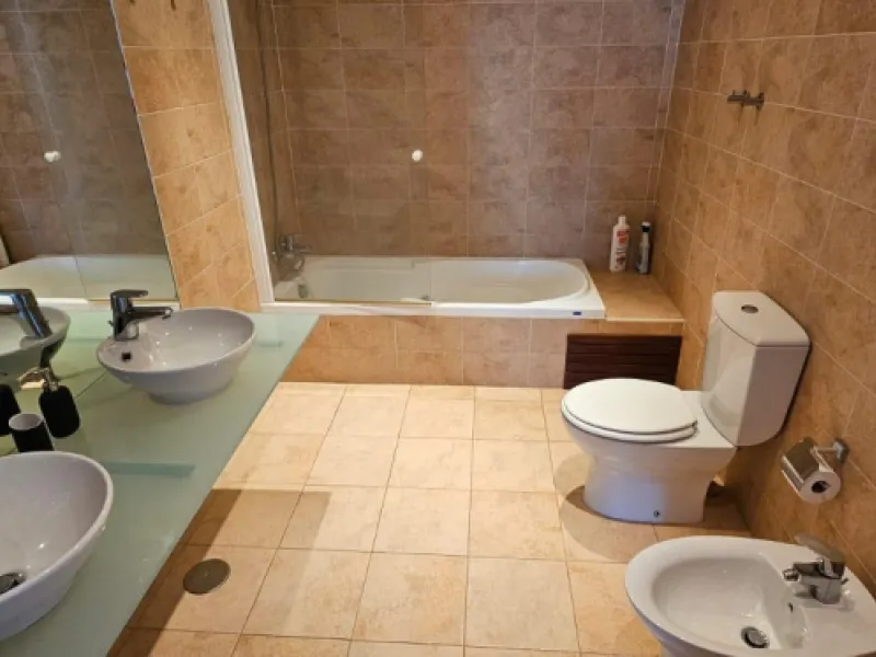 We present a spacious duplex penthouse for sale in the Altos del Higuerón area, Benalmádena. The house has an entrance with a kitchen, bedroom, bathroom, living room and dining room with access to a beautiful terrace with wonderful open views. We go up to