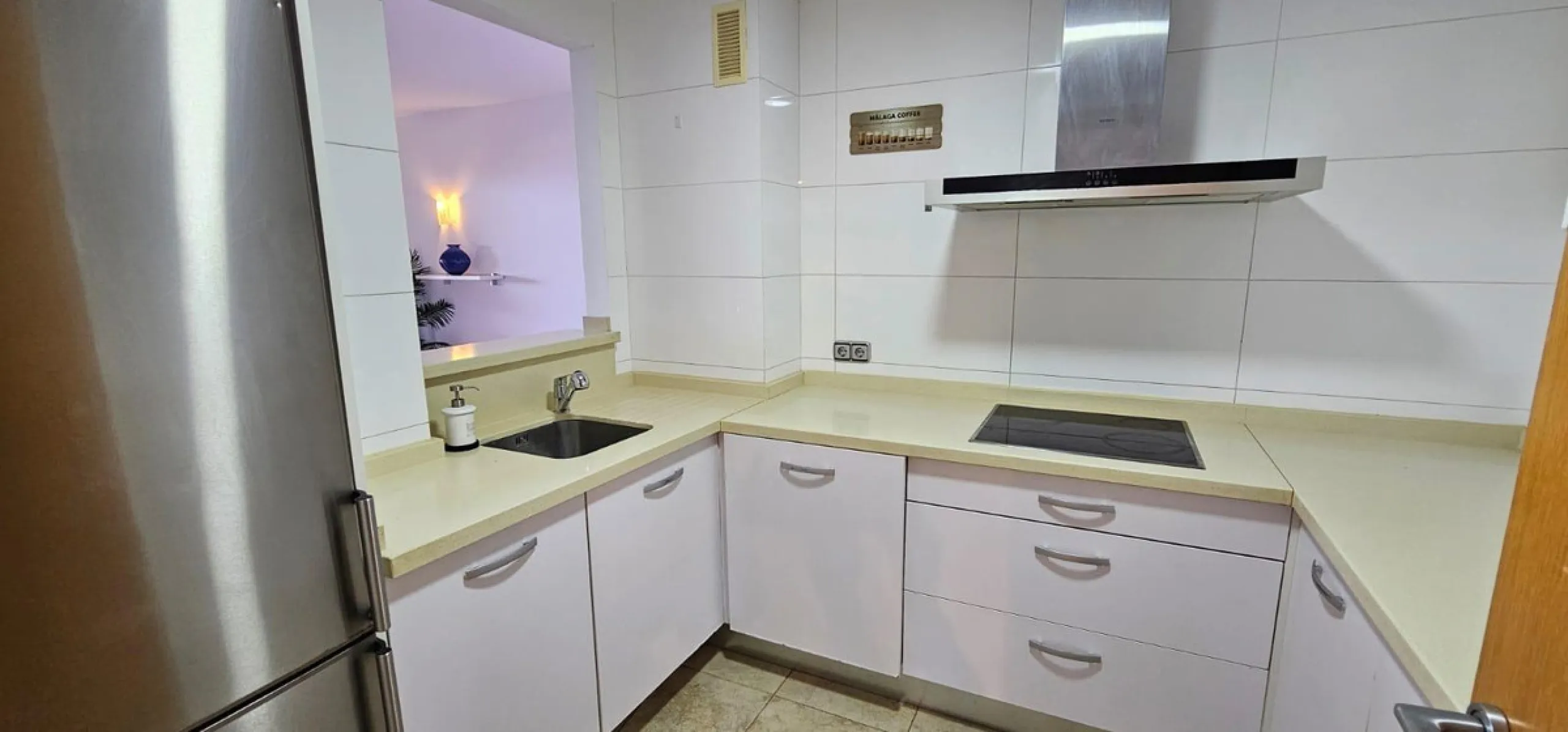 We present a spacious duplex penthouse for sale in the Altos del Higuerón area, Benalmádena. The house has an entrance with a kitchen, bedroom, bathroom, living room and dining room with access to a beautiful terrace with wonderful open views. We go up to