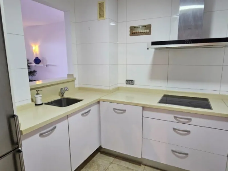 We present a spacious duplex penthouse for sale in the Altos del Higuerón area, Benalmádena. The house has an entrance with a kitchen, bedroom, bathroom, living room and dining room with access to a beautiful terrace with wonderful open views. We go up to