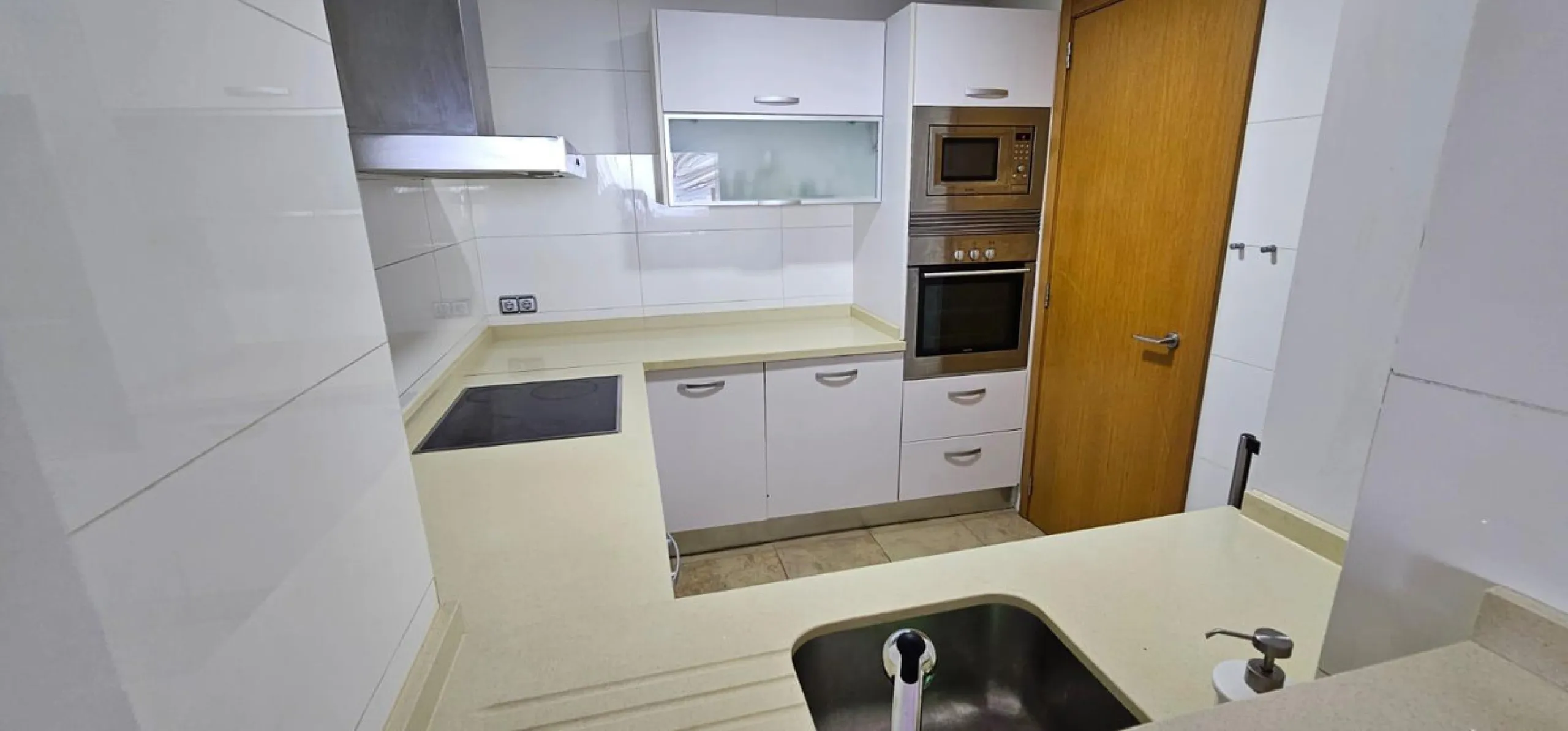 We present a spacious duplex penthouse for sale in the Altos del Higuerón area, Benalmádena. The house has an entrance with a kitchen, bedroom, bathroom, living room and dining room with access to a beautiful terrace with wonderful open views. We go up to
