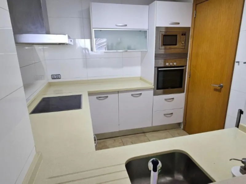 We present a spacious duplex penthouse for sale in the Altos del Higuerón area, Benalmádena. The house has an entrance with a kitchen, bedroom, bathroom, living room and dining room with access to a beautiful terrace with wonderful open views. We go up to