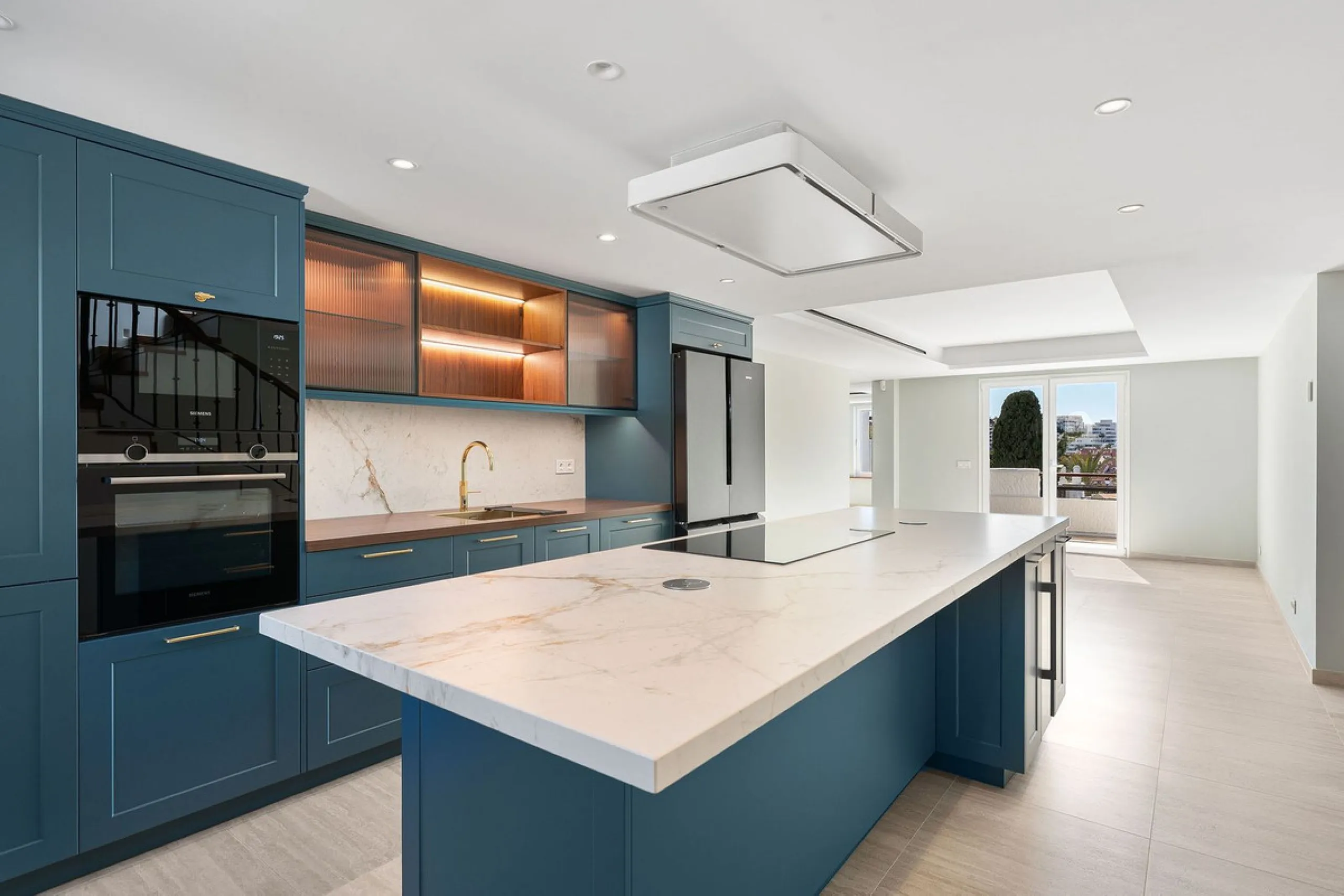 Recently fully renovated to an exceptional standard, this stunning penthouse in Pueblo Arabesque offers a perfect blend of elegance, comfort, and "Al Andaluz" charm. Boasting three spacious bedrooms and three bathrooms—two of which are en-suite—the proper