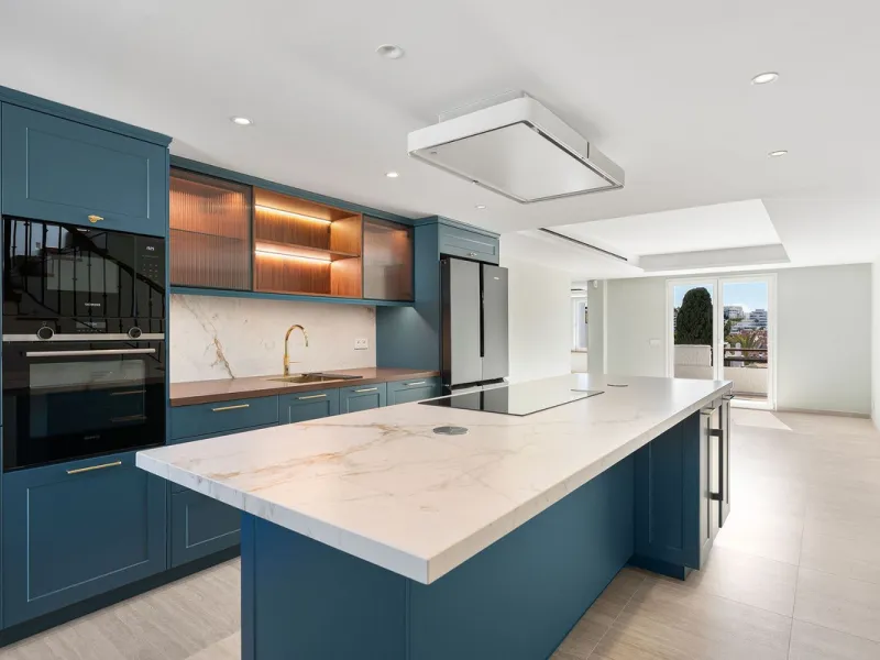 Recently fully renovated to an exceptional standard, this stunning penthouse in Pueblo Arabesque offers a perfect blend of elegance, comfort, and "Al Andaluz" charm. Boasting three spacious bedrooms and three bathrooms—two of which are en-suite—the proper