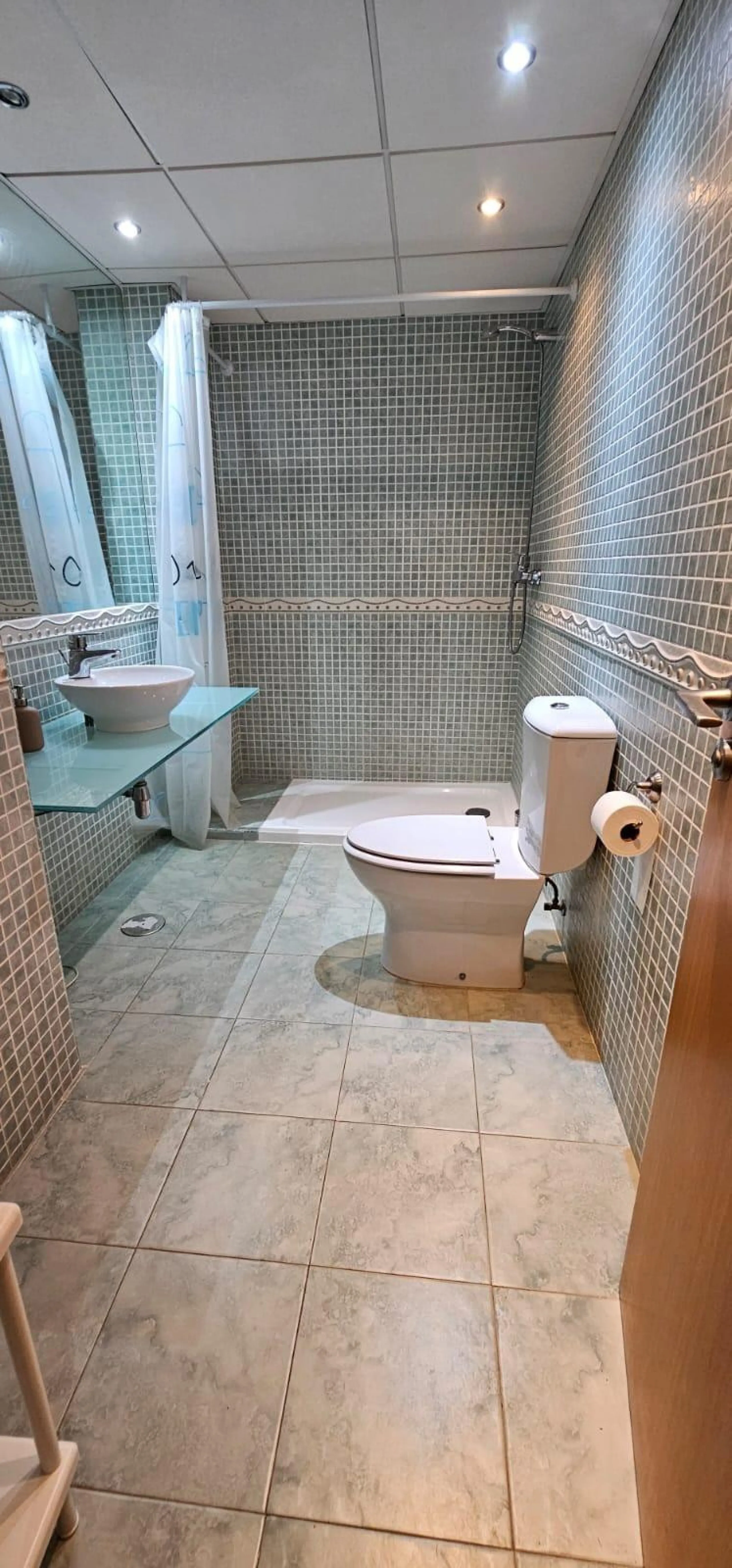 We present a spacious duplex penthouse for sale in the Altos del Higuerón area, Benalmádena. The house has an entrance with a kitchen, bedroom, bathroom, living room and dining room with access to a beautiful terrace with wonderful open views. We go up to