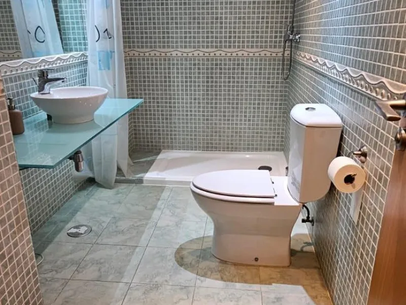 We present a spacious duplex penthouse for sale in the Altos del Higuerón area, Benalmádena. The house has an entrance with a kitchen, bedroom, bathroom, living room and dining room with access to a beautiful terrace with wonderful open views. We go up to