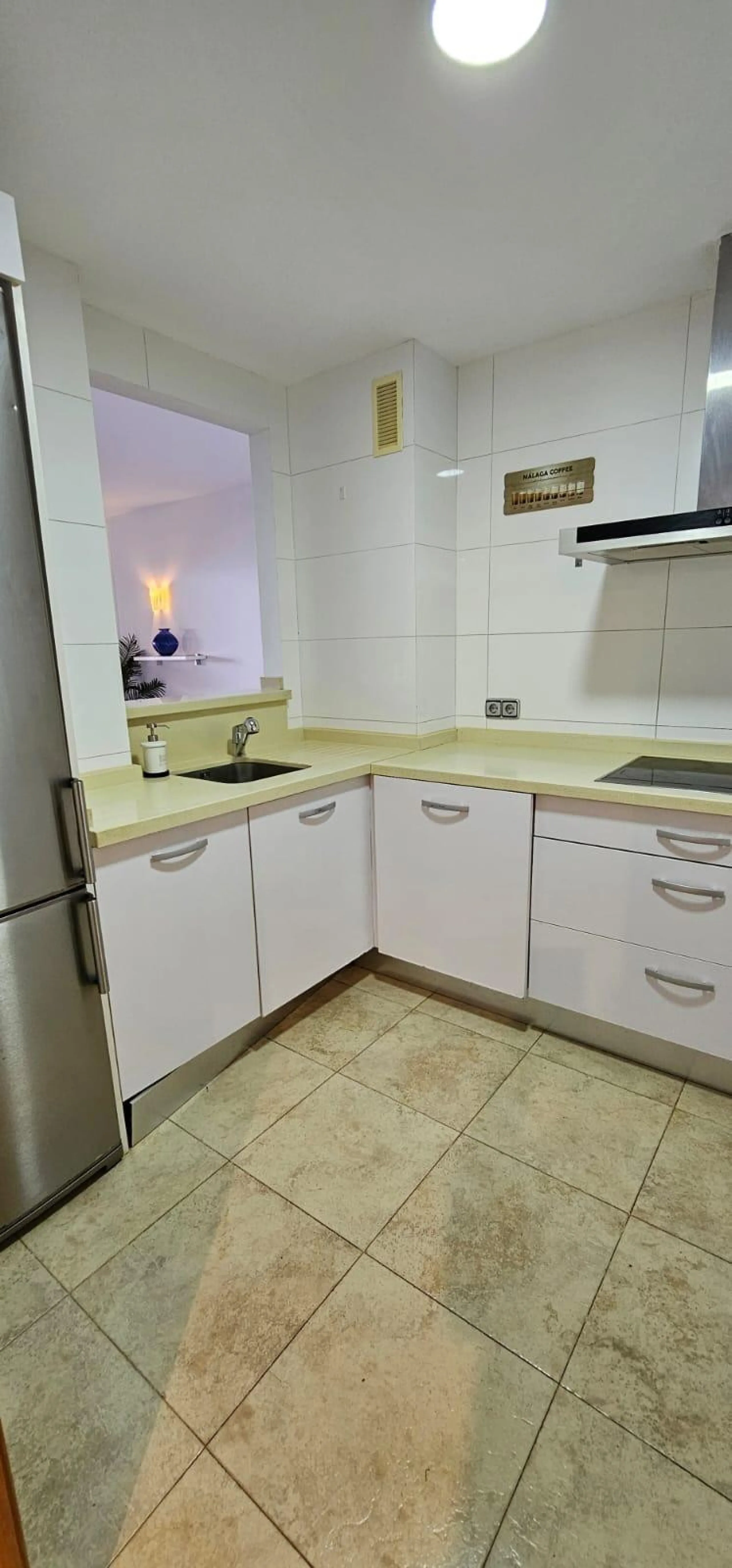 We present a spacious duplex penthouse for sale in the Altos del Higuerón area, Benalmádena. The house has an entrance with a kitchen, bedroom, bathroom, living room and dining room with access to a beautiful terrace with wonderful open views. We go up to