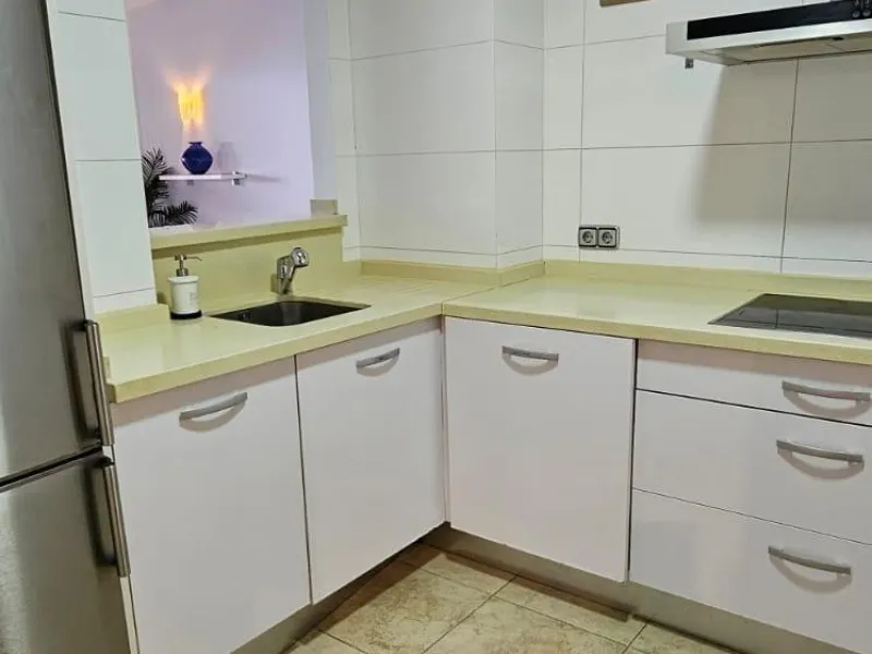 We present a spacious duplex penthouse for sale in the Altos del Higuerón area, Benalmádena. The house has an entrance with a kitchen, bedroom, bathroom, living room and dining room with access to a beautiful terrace with wonderful open views. We go up to