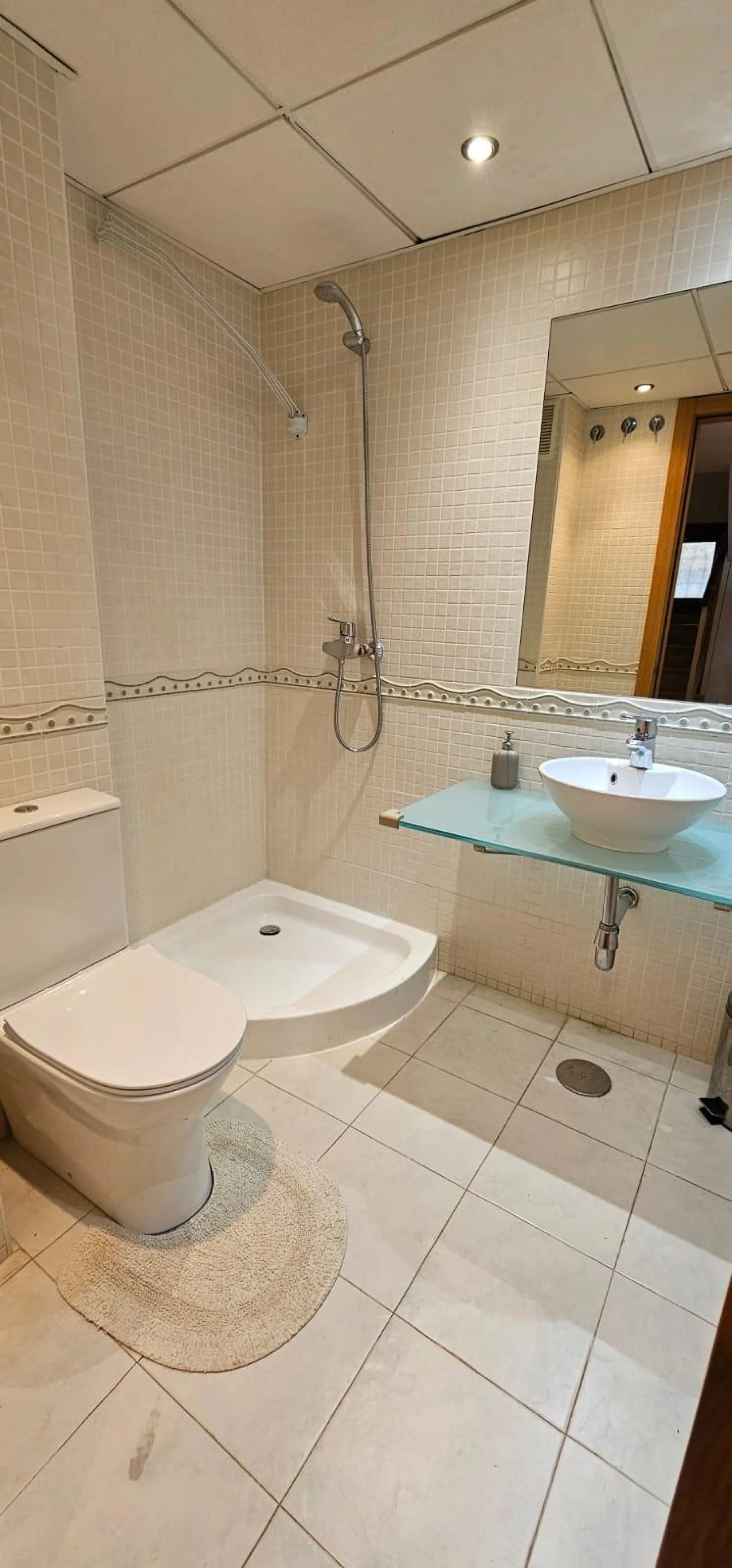 We present a spacious duplex penthouse for sale in the Altos del Higuerón area, Benalmádena. The house has an entrance with a kitchen, bedroom, bathroom, living room and dining room with access to a beautiful terrace with wonderful open views. We go up to