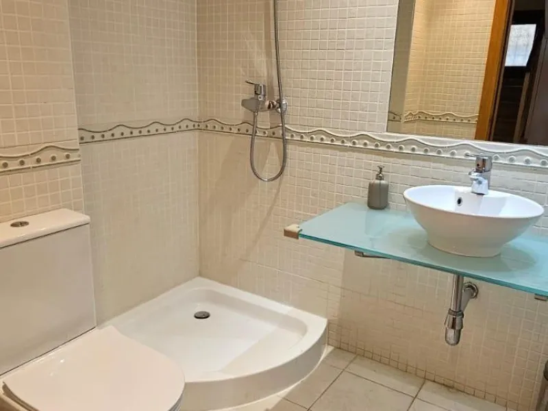 We present a spacious duplex penthouse for sale in the Altos del Higuerón area, Benalmádena. The house has an entrance with a kitchen, bedroom, bathroom, living room and dining room with access to a beautiful terrace with wonderful open views. We go up to