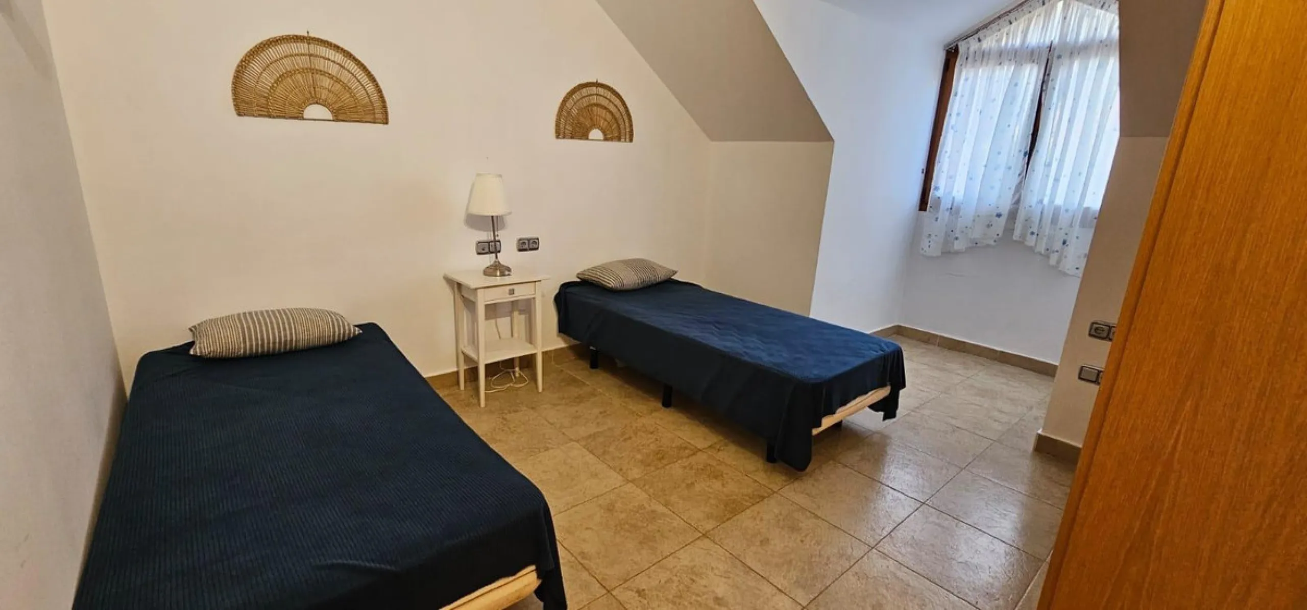 We present a spacious duplex penthouse for sale in the Altos del Higuerón area, Benalmádena. The house has an entrance with a kitchen, bedroom, bathroom, living room and dining room with access to a beautiful terrace with wonderful open views. We go up to