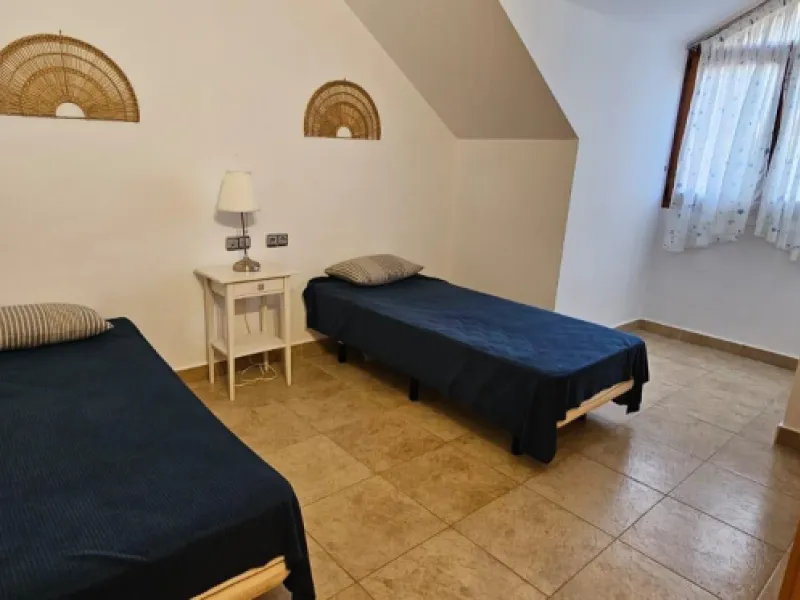 We present a spacious duplex penthouse for sale in the Altos del Higuerón area, Benalmádena. The house has an entrance with a kitchen, bedroom, bathroom, living room and dining room with access to a beautiful terrace with wonderful open views. We go up to