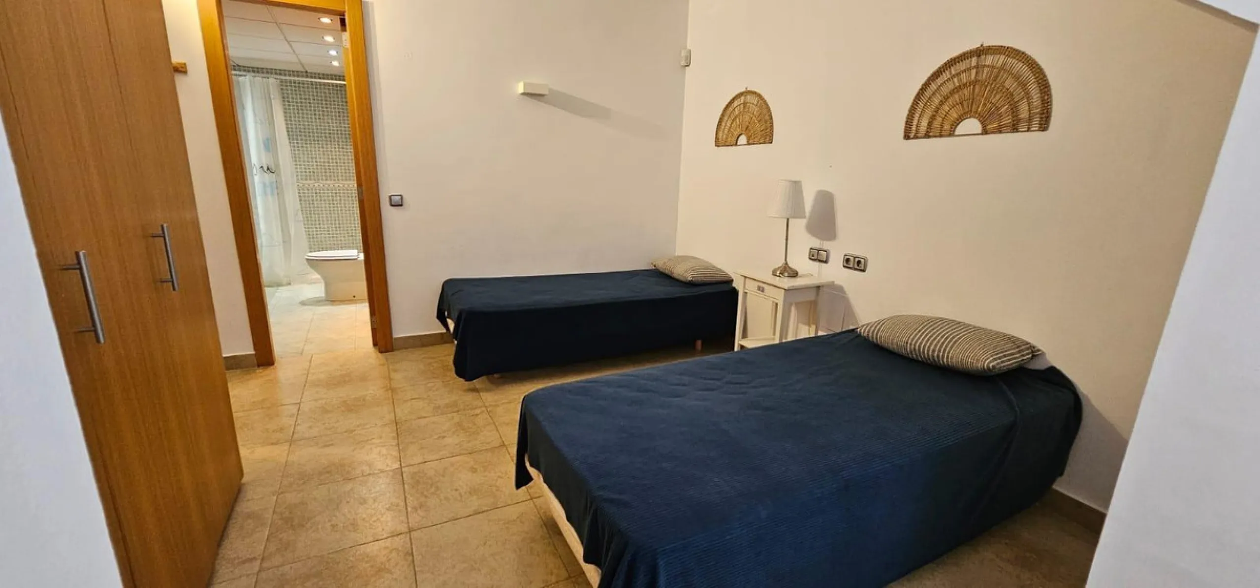 We present a spacious duplex penthouse for sale in the Altos del Higuerón area, Benalmádena. The house has an entrance with a kitchen, bedroom, bathroom, living room and dining room with access to a beautiful terrace with wonderful open views. We go up to