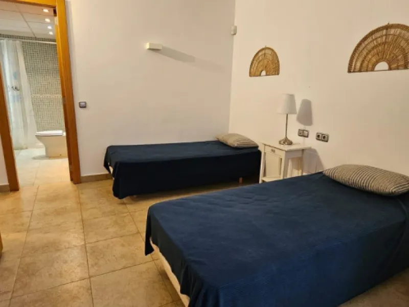 We present a spacious duplex penthouse for sale in the Altos del Higuerón area, Benalmádena. The house has an entrance with a kitchen, bedroom, bathroom, living room and dining room with access to a beautiful terrace with wonderful open views. We go up to