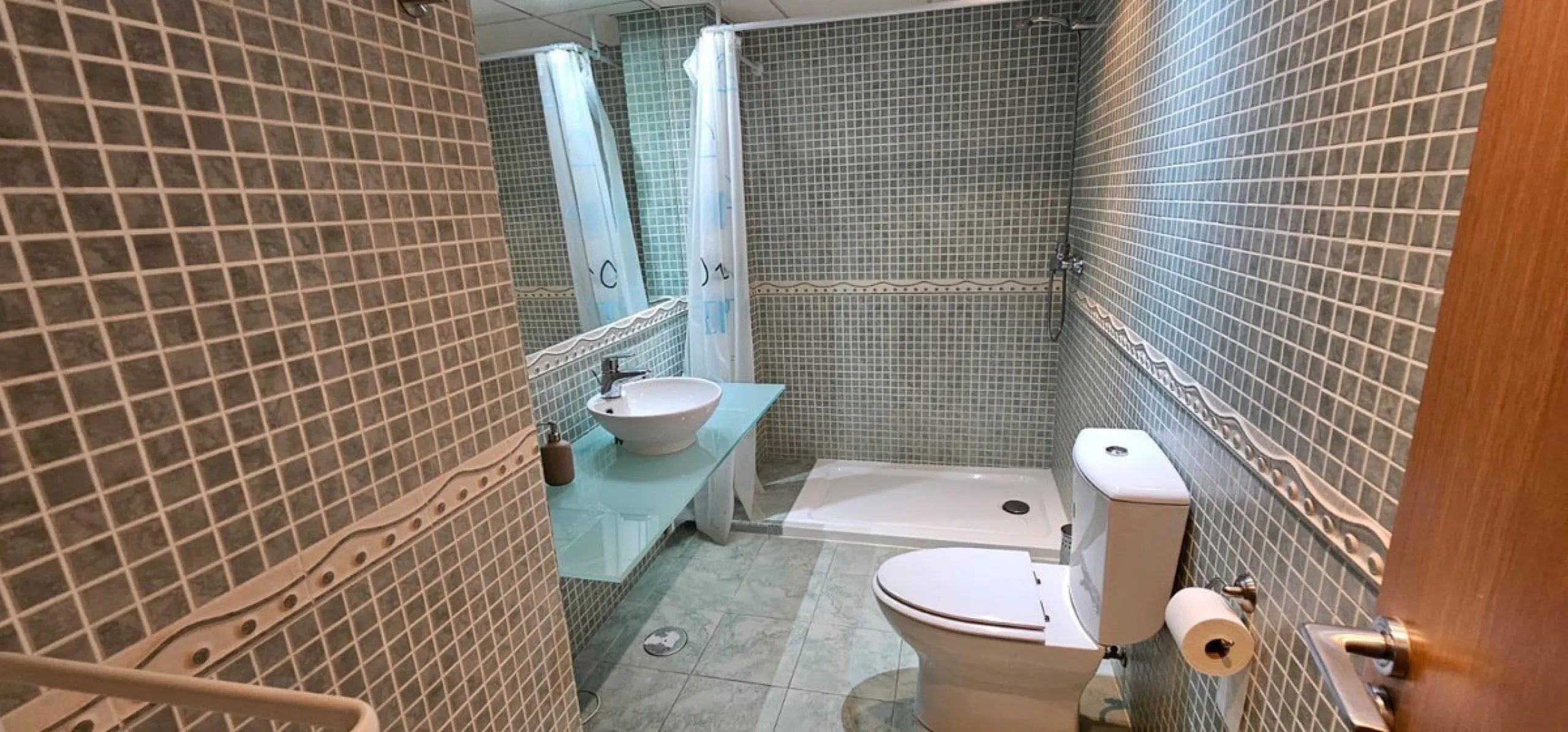 We present a spacious duplex penthouse for sale in the Altos del Higuerón area, Benalmádena. The house has an entrance with a kitchen, bedroom, bathroom, living room and dining room with access to a beautiful terrace with wonderful open views. We go up to