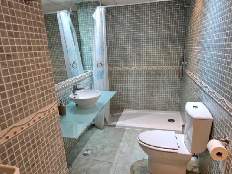 We present a spacious duplex penthouse for sale in the Altos del Higuerón area, Benalmádena. The house has an entrance with a kitchen, bedroom, bathroom, living room and dining room with access to a beautiful terrace with wonderful open views. We go up to