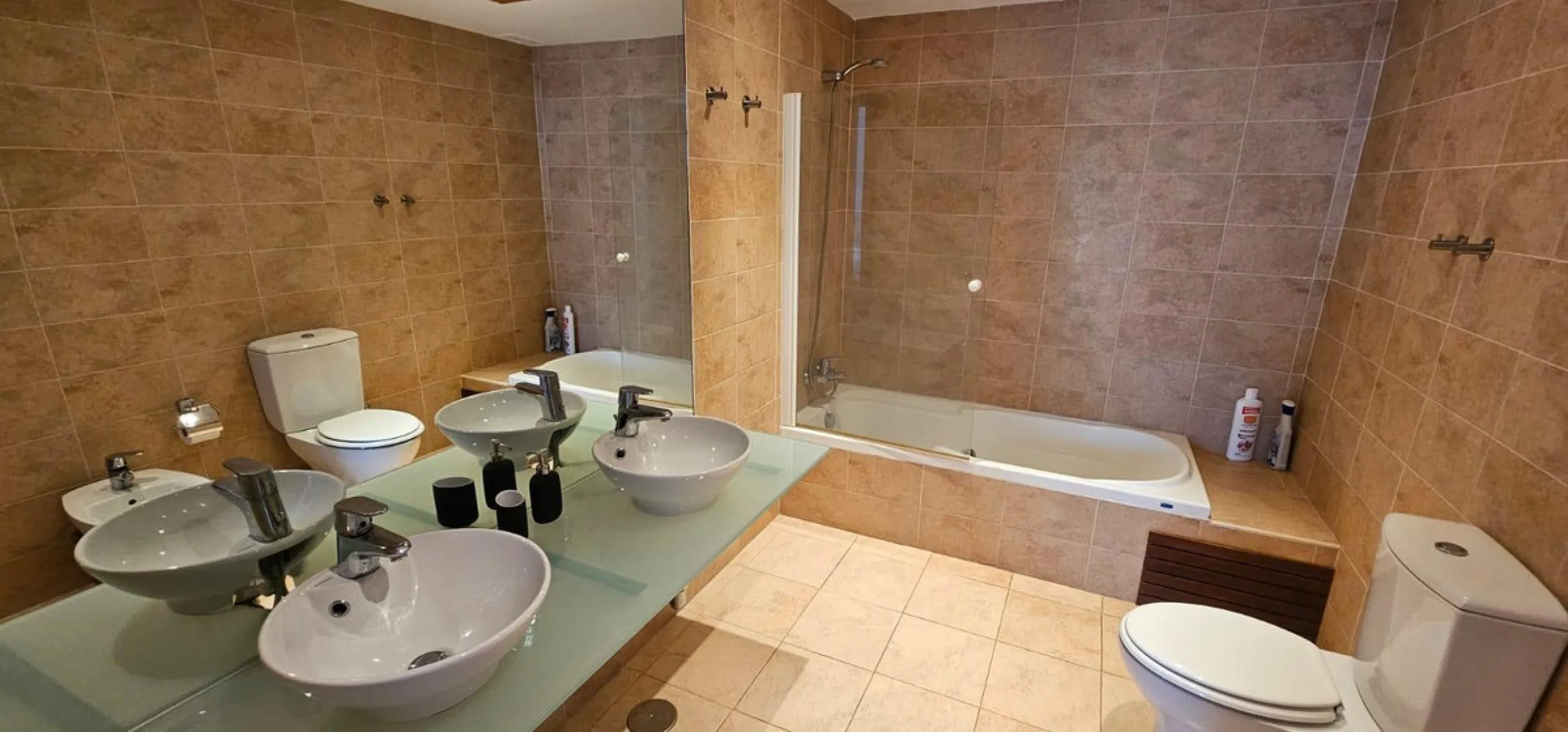 We present a spacious duplex penthouse for sale in the Altos del Higuerón area, Benalmádena. The house has an entrance with a kitchen, bedroom, bathroom, living room and dining room with access to a beautiful terrace with wonderful open views. We go up to