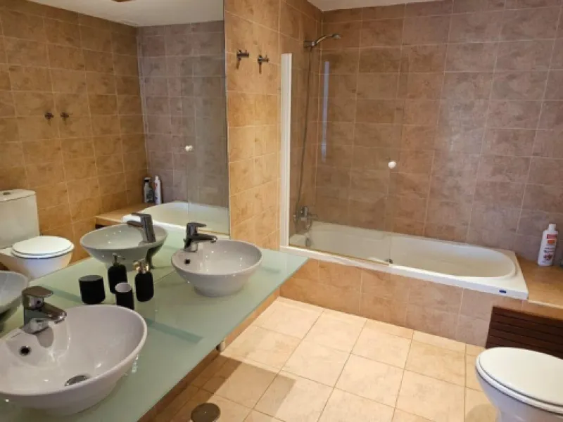 We present a spacious duplex penthouse for sale in the Altos del Higuerón area, Benalmádena. The house has an entrance with a kitchen, bedroom, bathroom, living room and dining room with access to a beautiful terrace with wonderful open views. We go up to