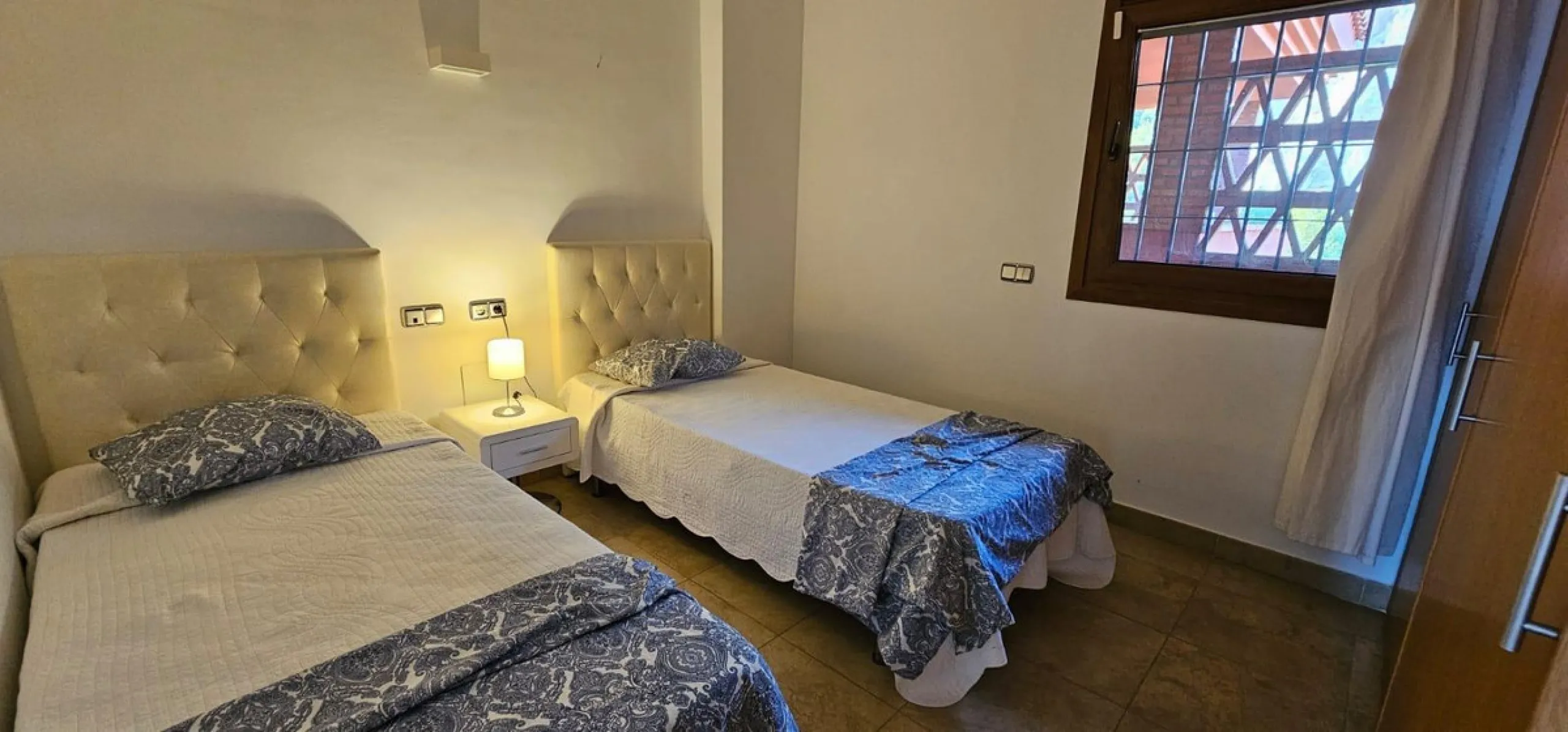We present a spacious duplex penthouse for sale in the Altos del Higuerón area, Benalmádena. The house has an entrance with a kitchen, bedroom, bathroom, living room and dining room with access to a beautiful terrace with wonderful open views. We go up to