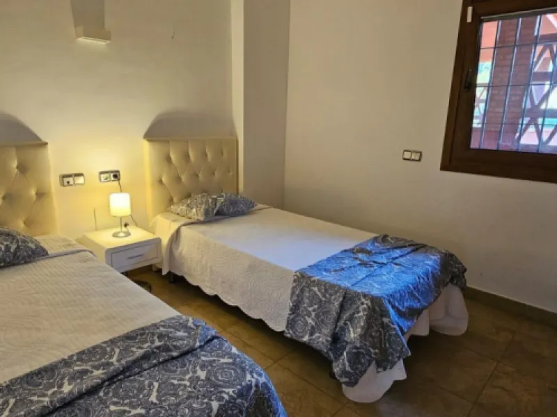 We present a spacious duplex penthouse for sale in the Altos del Higuerón area, Benalmádena. The house has an entrance with a kitchen, bedroom, bathroom, living room and dining room with access to a beautiful terrace with wonderful open views. We go up to