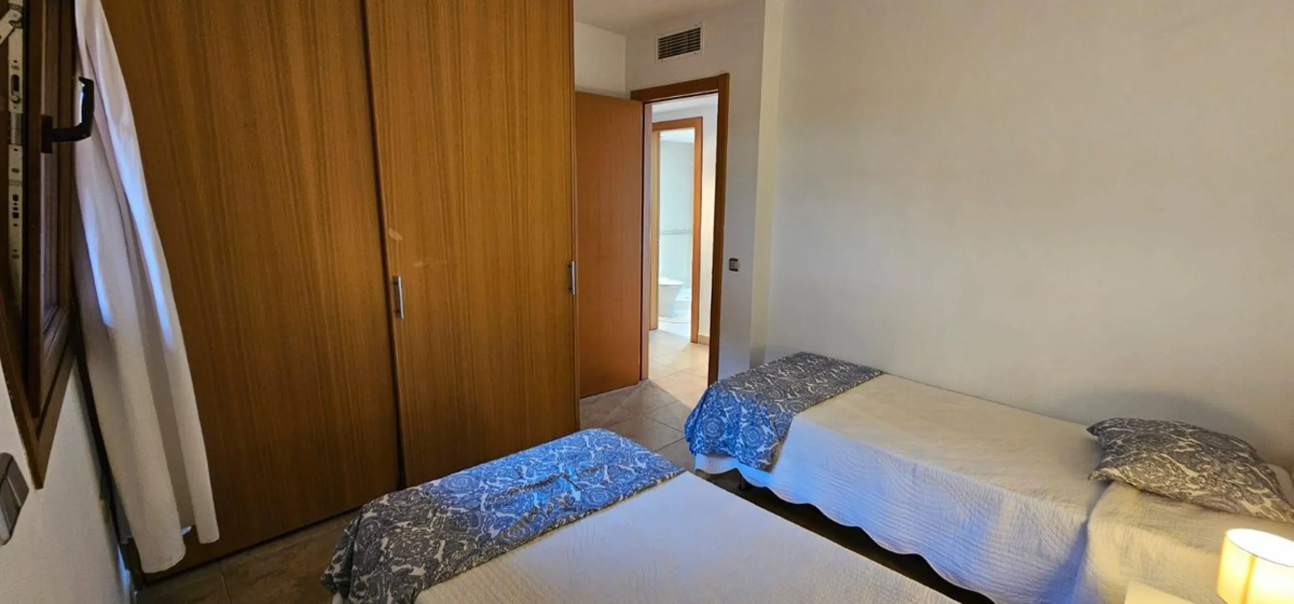 We present a spacious duplex penthouse for sale in the Altos del Higuerón area, Benalmádena. The house has an entrance with a kitchen, bedroom, bathroom, living room and dining room with access to a beautiful terrace with wonderful open views. We go up to