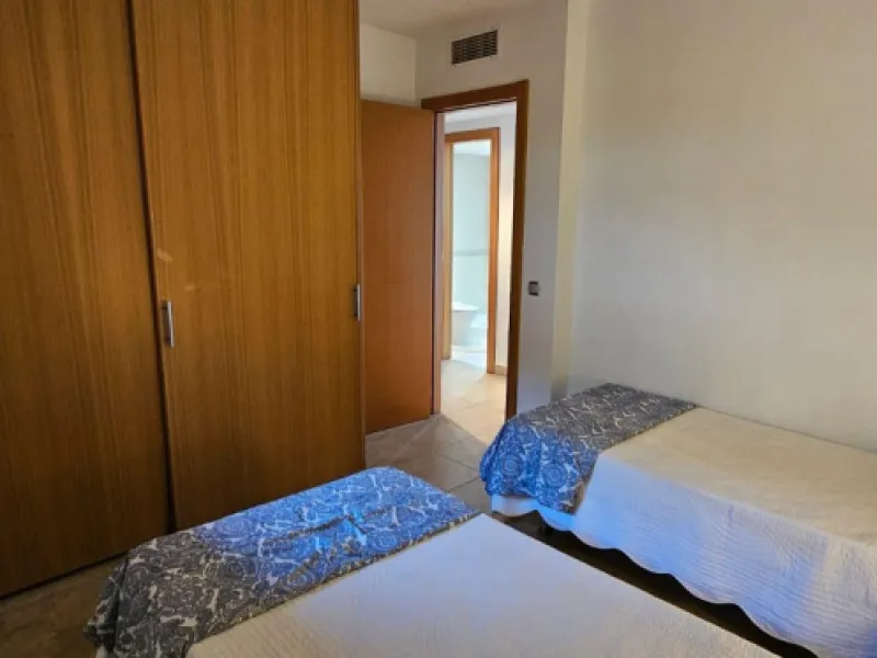 We present a spacious duplex penthouse for sale in the Altos del Higuerón area, Benalmádena. The house has an entrance with a kitchen, bedroom, bathroom, living room and dining room with access to a beautiful terrace with wonderful open views. We go up to