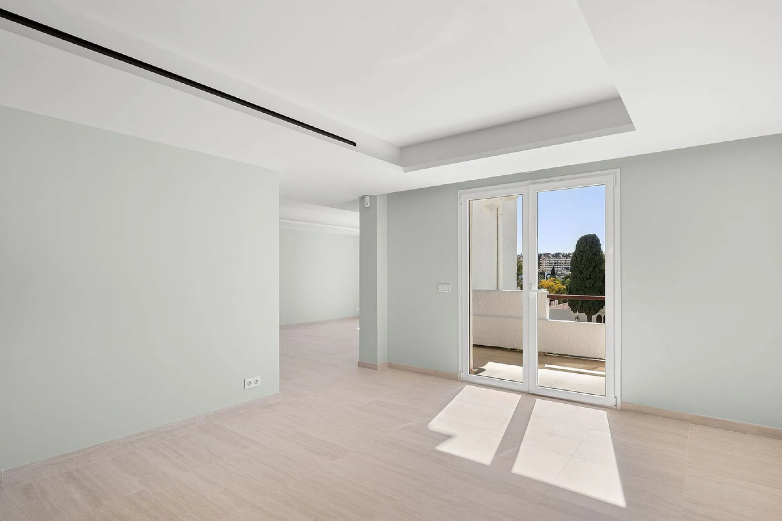 Recently fully renovated to an exceptional standard, this stunning penthouse in Pueblo Arabesque offers a perfect blend of elegance, comfort, and "Al Andaluz" charm. Boasting three spacious bedrooms and three bathrooms—two of which are en-suite—the proper