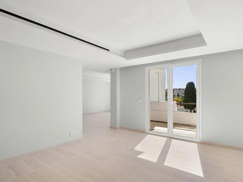 Recently fully renovated to an exceptional standard, this stunning penthouse in Pueblo Arabesque offers a perfect blend of elegance, comfort, and "Al Andaluz" charm. Boasting three spacious bedrooms and three bathrooms—two of which are en-suite—the proper