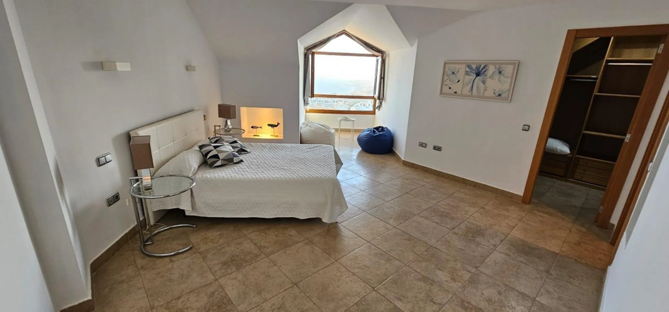 We present a spacious duplex penthouse for sale in the Altos del Higuerón area, Benalmádena. The house has an entrance with a kitchen, bedroom, bathroom, living room and dining room with access to a beautiful terrace with wonderful open views. We go up to