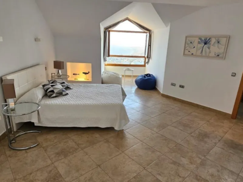 We present a spacious duplex penthouse for sale in the Altos del Higuerón area, Benalmádena. The house has an entrance with a kitchen, bedroom, bathroom, living room and dining room with access to a beautiful terrace with wonderful open views. We go up to