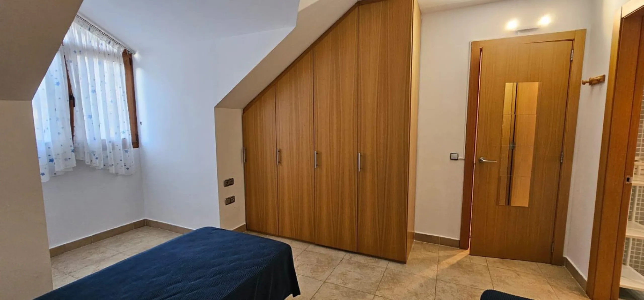 We present a spacious duplex penthouse for sale in the Altos del Higuerón area, Benalmádena. The house has an entrance with a kitchen, bedroom, bathroom, living room and dining room with access to a beautiful terrace with wonderful open views. We go up to
