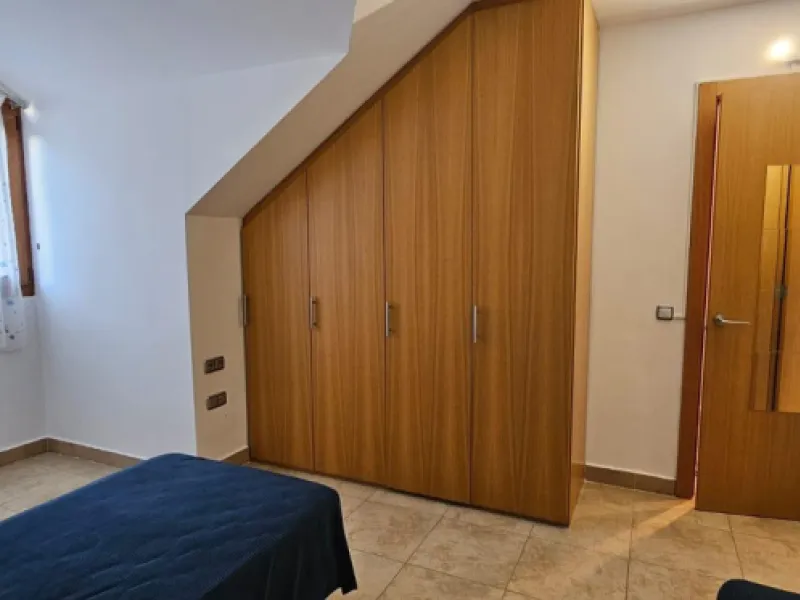 We present a spacious duplex penthouse for sale in the Altos del Higuerón area, Benalmádena. The house has an entrance with a kitchen, bedroom, bathroom, living room and dining room with access to a beautiful terrace with wonderful open views. We go up to