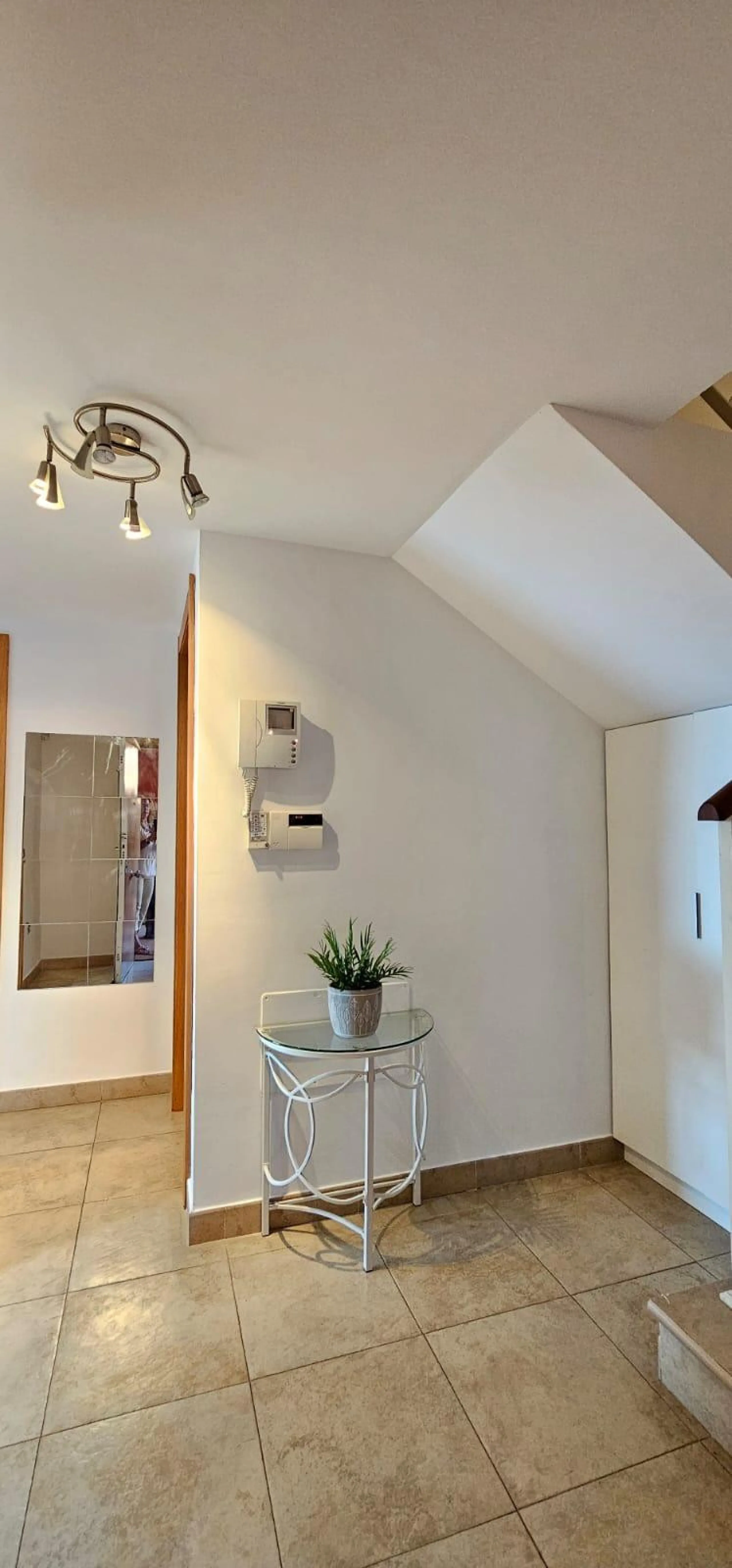We present a spacious duplex penthouse for sale in the Altos del Higuerón area, Benalmádena. The house has an entrance with a kitchen, bedroom, bathroom, living room and dining room with access to a beautiful terrace with wonderful open views. We go up to