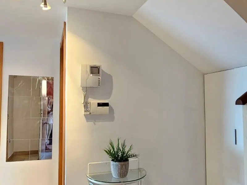 We present a spacious duplex penthouse for sale in the Altos del Higuerón area, Benalmádena. The house has an entrance with a kitchen, bedroom, bathroom, living room and dining room with access to a beautiful terrace with wonderful open views. We go up to