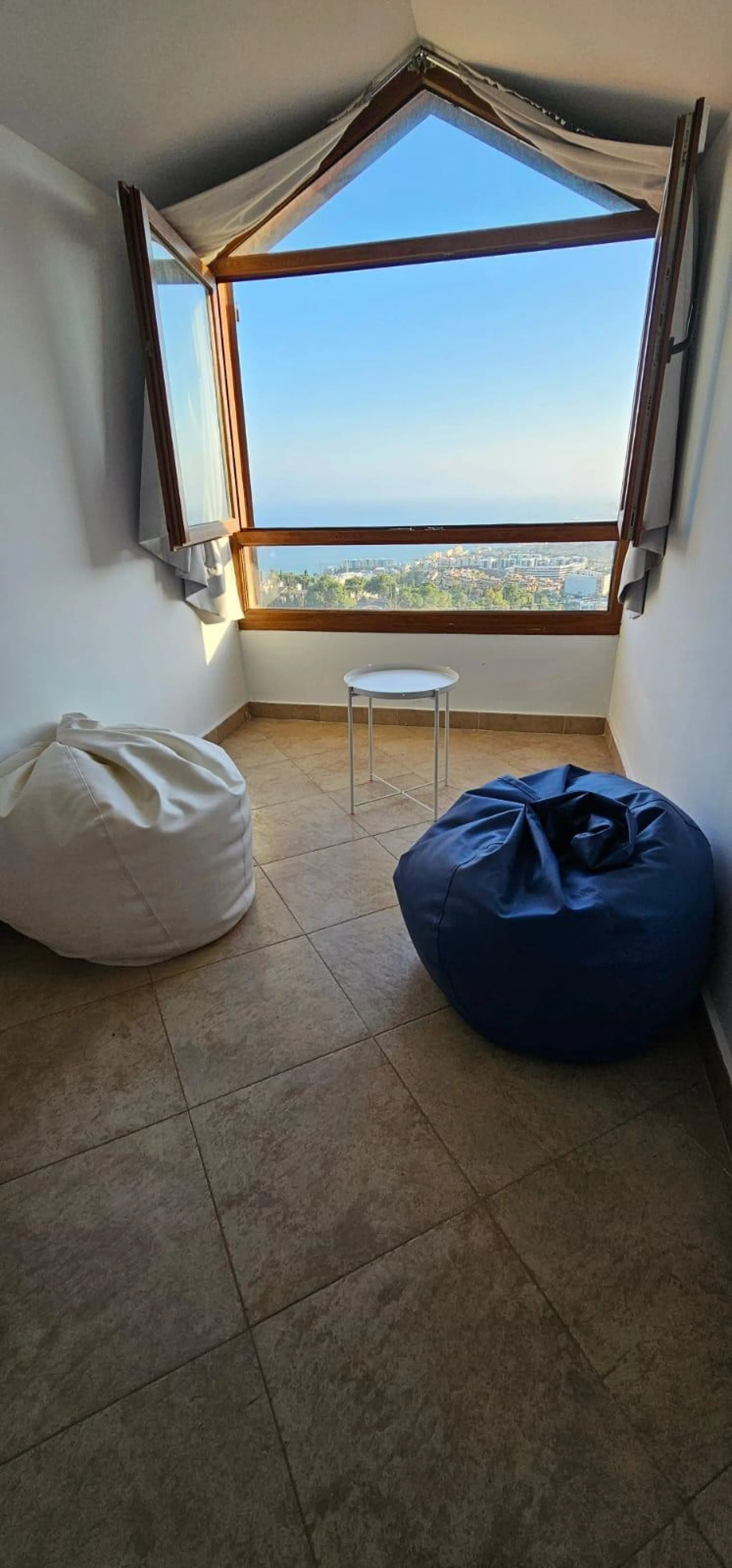 We present a spacious duplex penthouse for sale in the Altos del Higuerón area, Benalmádena. The house has an entrance with a kitchen, bedroom, bathroom, living room and dining room with access to a beautiful terrace with wonderful open views. We go up to