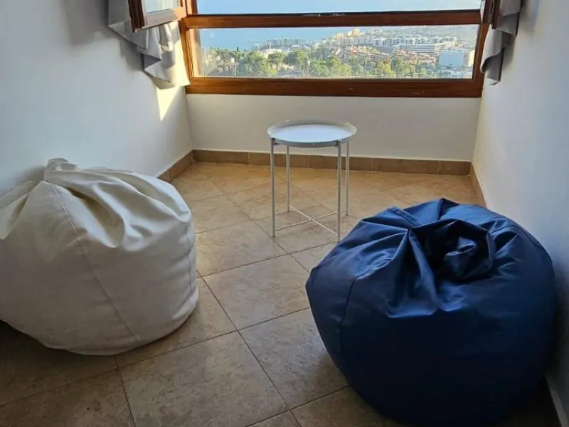 We present a spacious duplex penthouse for sale in the Altos del Higuerón area, Benalmádena. The house has an entrance with a kitchen, bedroom, bathroom, living room and dining room with access to a beautiful terrace with wonderful open views. We go up to