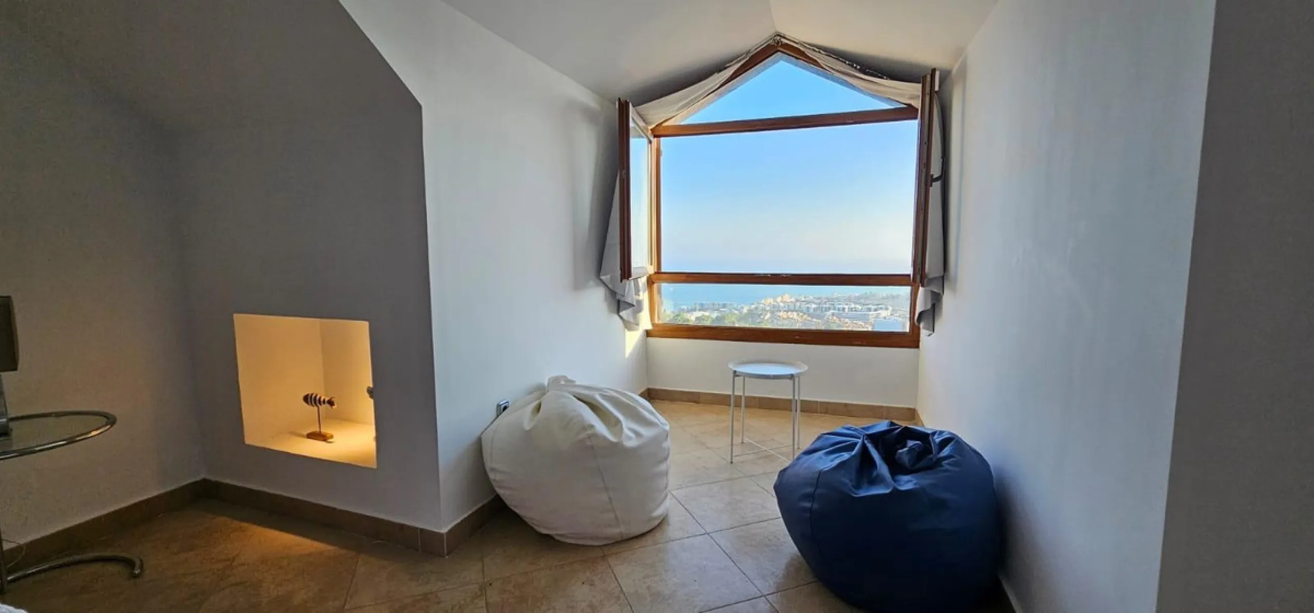 We present a spacious duplex penthouse for sale in the Altos del Higuerón area, Benalmádena. The house has an entrance with a kitchen, bedroom, bathroom, living room and dining room with access to a beautiful terrace with wonderful open views. We go up to