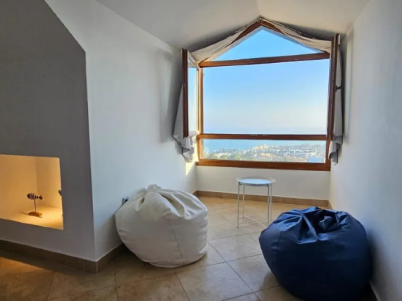 We present a spacious duplex penthouse for sale in the Altos del Higuerón area, Benalmádena. The house has an entrance with a kitchen, bedroom, bathroom, living room and dining room with access to a beautiful terrace with wonderful open views. We go up to
