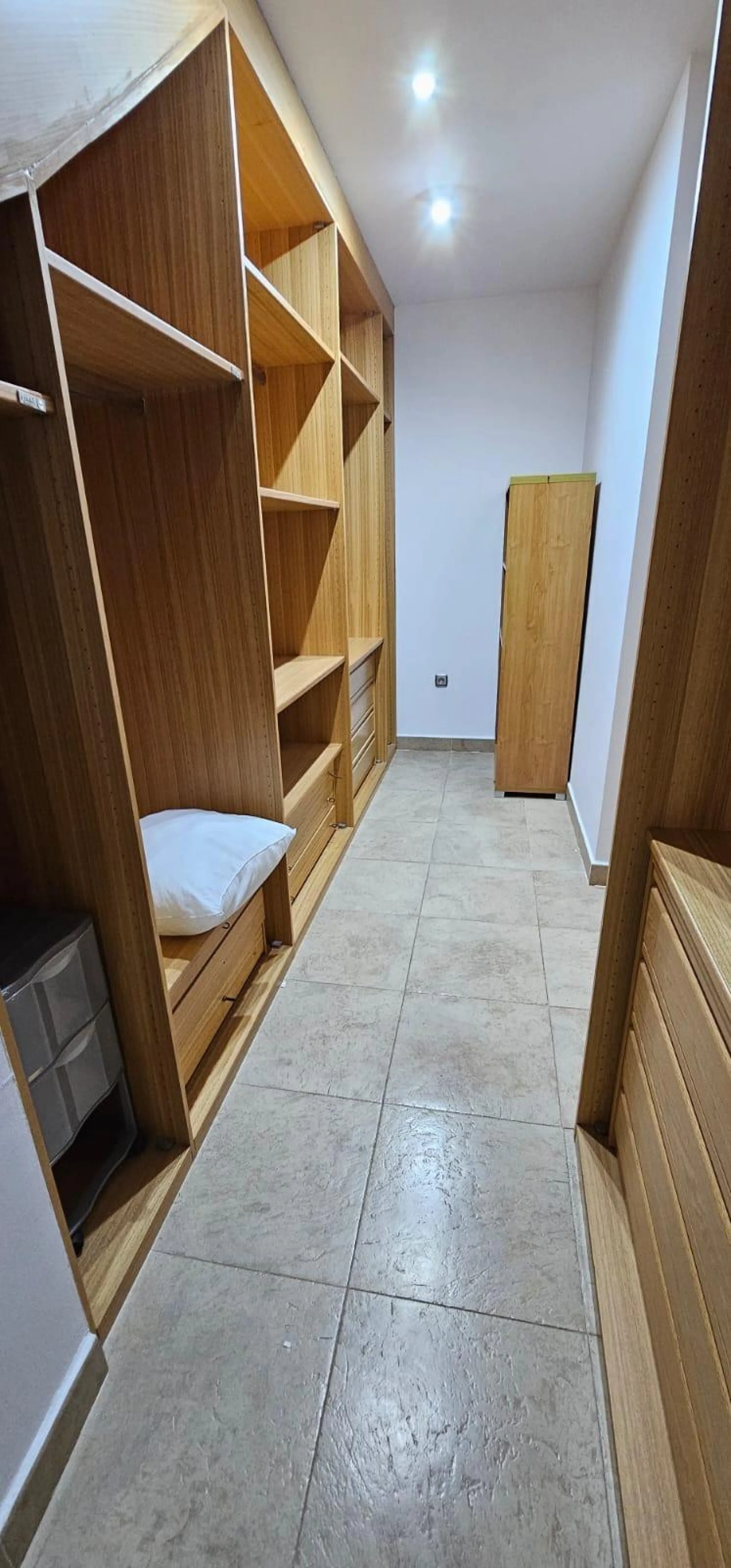 We present a spacious duplex penthouse for sale in the Altos del Higuerón area, Benalmádena. The house has an entrance with a kitchen, bedroom, bathroom, living room and dining room with access to a beautiful terrace with wonderful open views. We go up to