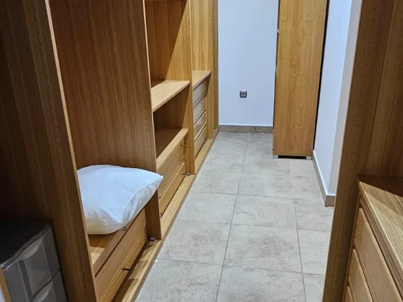 We present a spacious duplex penthouse for sale in the Altos del Higuerón area, Benalmádena. The house has an entrance with a kitchen, bedroom, bathroom, living room and dining room with access to a beautiful terrace with wonderful open views. We go up to
