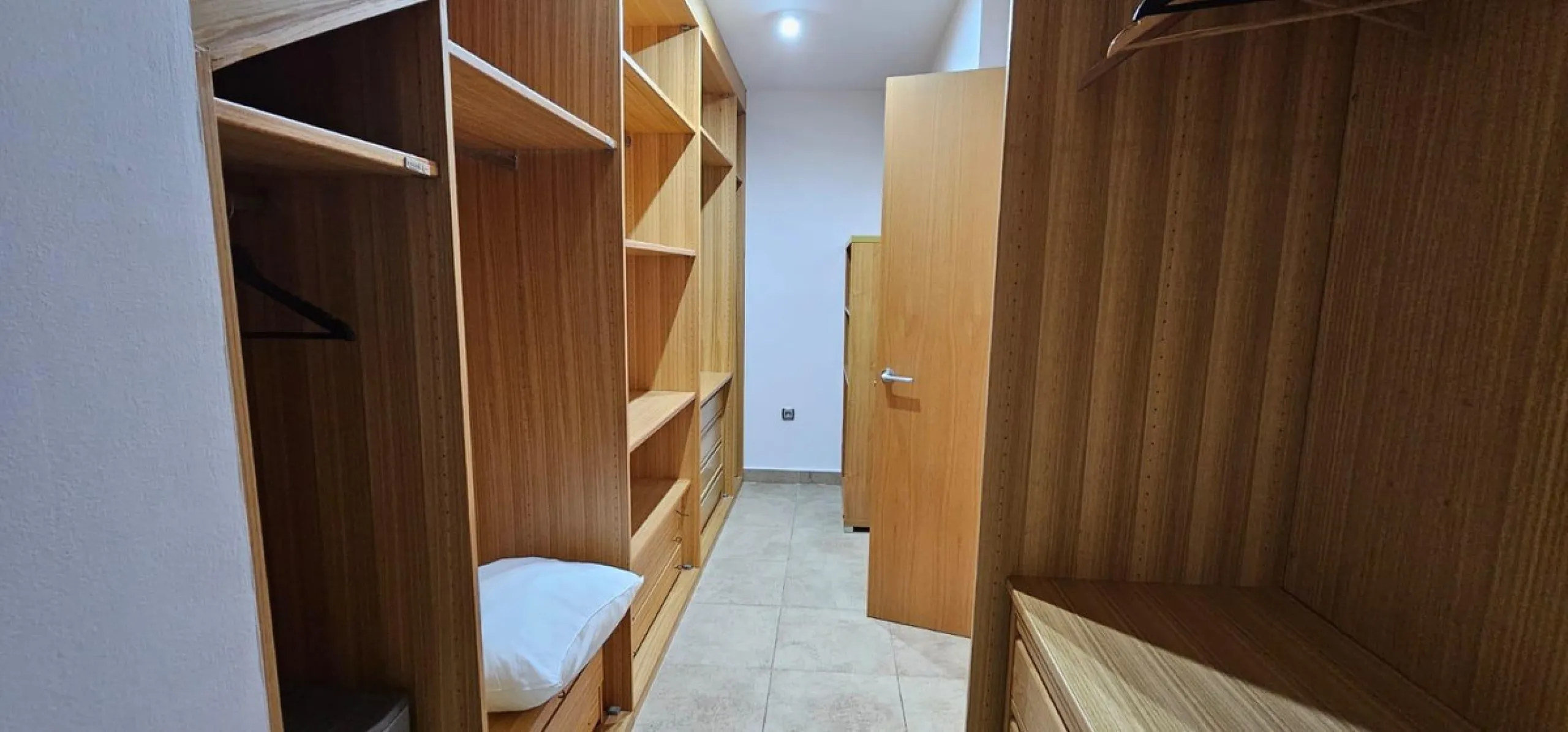We present a spacious duplex penthouse for sale in the Altos del Higuerón area, Benalmádena. The house has an entrance with a kitchen, bedroom, bathroom, living room and dining room with access to a beautiful terrace with wonderful open views. We go up to