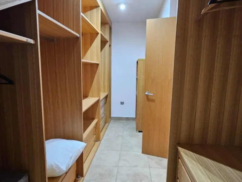 We present a spacious duplex penthouse for sale in the Altos del Higuerón area, Benalmádena. The house has an entrance with a kitchen, bedroom, bathroom, living room and dining room with access to a beautiful terrace with wonderful open views. We go up to