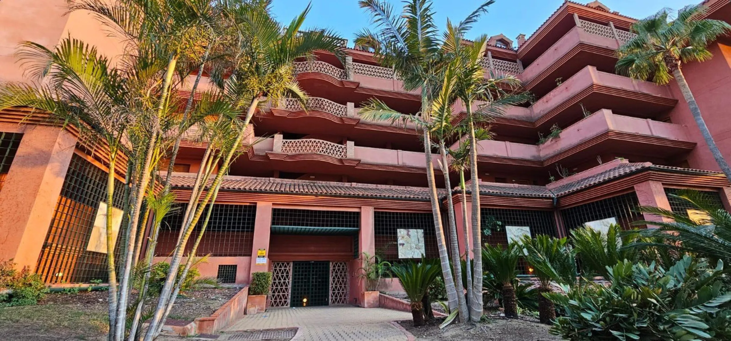 We present a spacious duplex penthouse for sale in the Altos del Higuerón area, Benalmádena. The house has an entrance with a kitchen, bedroom, bathroom, living room and dining room with access to a beautiful terrace with wonderful open views. We go up to