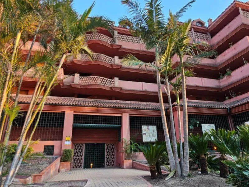 We present a spacious duplex penthouse for sale in the Altos del Higuerón area, Benalmádena. The house has an entrance with a kitchen, bedroom, bathroom, living room and dining room with access to a beautiful terrace with wonderful open views. We go up to