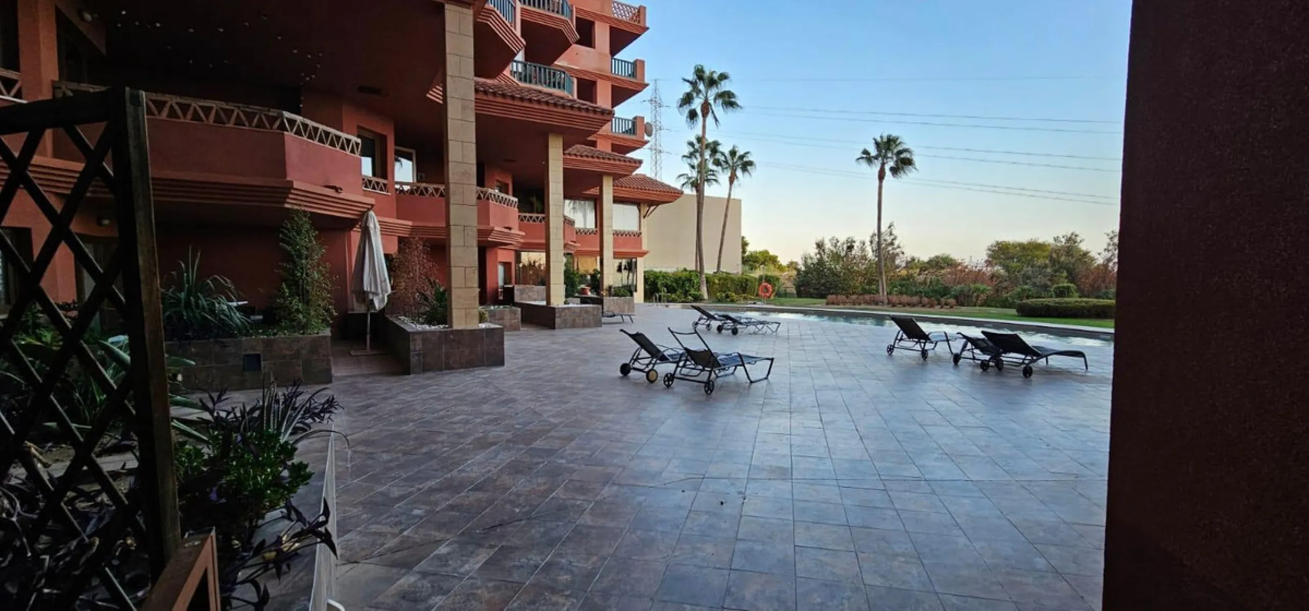 We present a spacious duplex penthouse for sale in the Altos del Higuerón area, Benalmádena. The house has an entrance with a kitchen, bedroom, bathroom, living room and dining room with access to a beautiful terrace with wonderful open views. We go up to