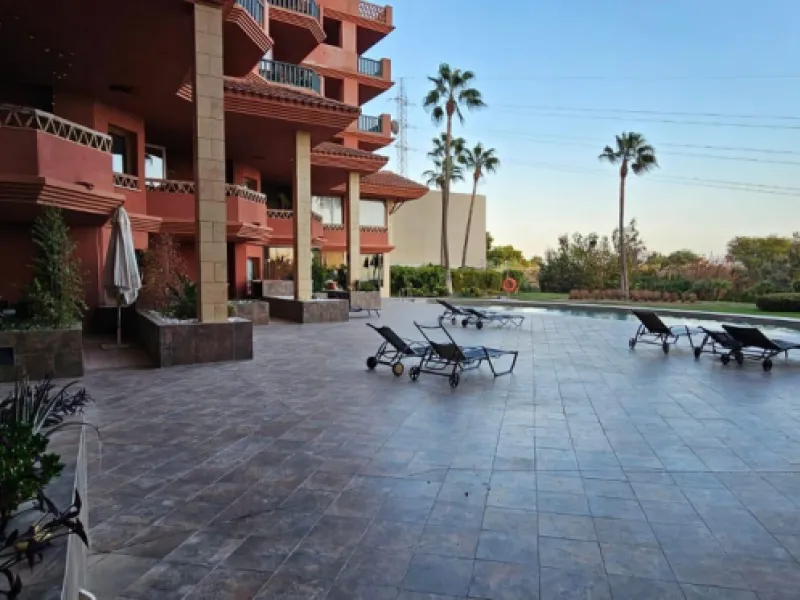 We present a spacious duplex penthouse for sale in the Altos del Higuerón area, Benalmádena. The house has an entrance with a kitchen, bedroom, bathroom, living room and dining room with access to a beautiful terrace with wonderful open views. We go up to