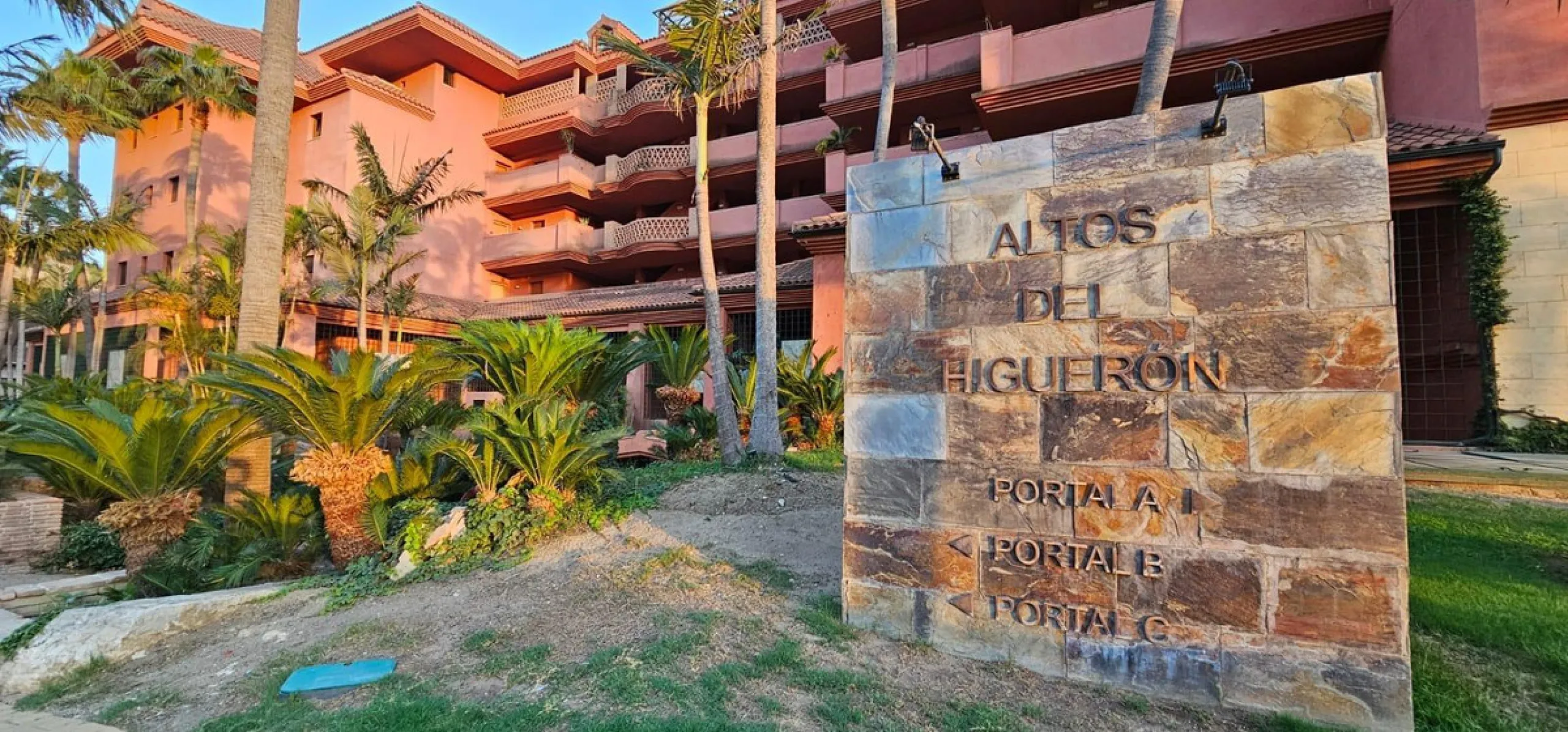 We present a spacious duplex penthouse for sale in the Altos del Higuerón area, Benalmádena. The house has an entrance with a kitchen, bedroom, bathroom, living room and dining room with access to a beautiful terrace with wonderful open views. We go up to