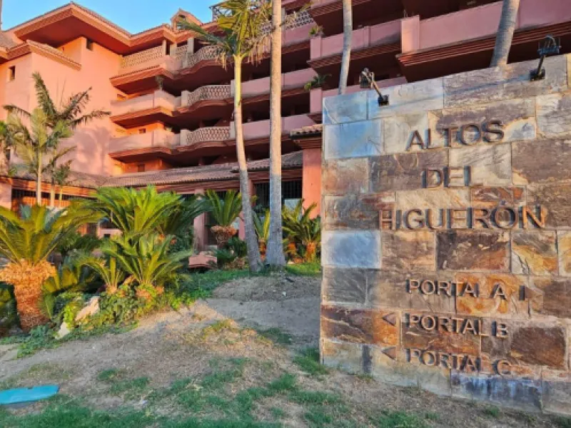 We present a spacious duplex penthouse for sale in the Altos del Higuerón area, Benalmádena. The house has an entrance with a kitchen, bedroom, bathroom, living room and dining room with access to a beautiful terrace with wonderful open views. We go up to