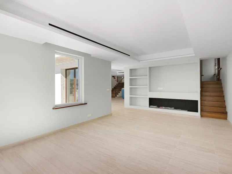 Recently fully renovated to an exceptional standard, this stunning penthouse in Pueblo Arabesque offers a perfect blend of elegance, comfort, and "Al Andaluz" charm. Boasting three spacious bedrooms and three bathrooms—two of which are en-suite—the proper