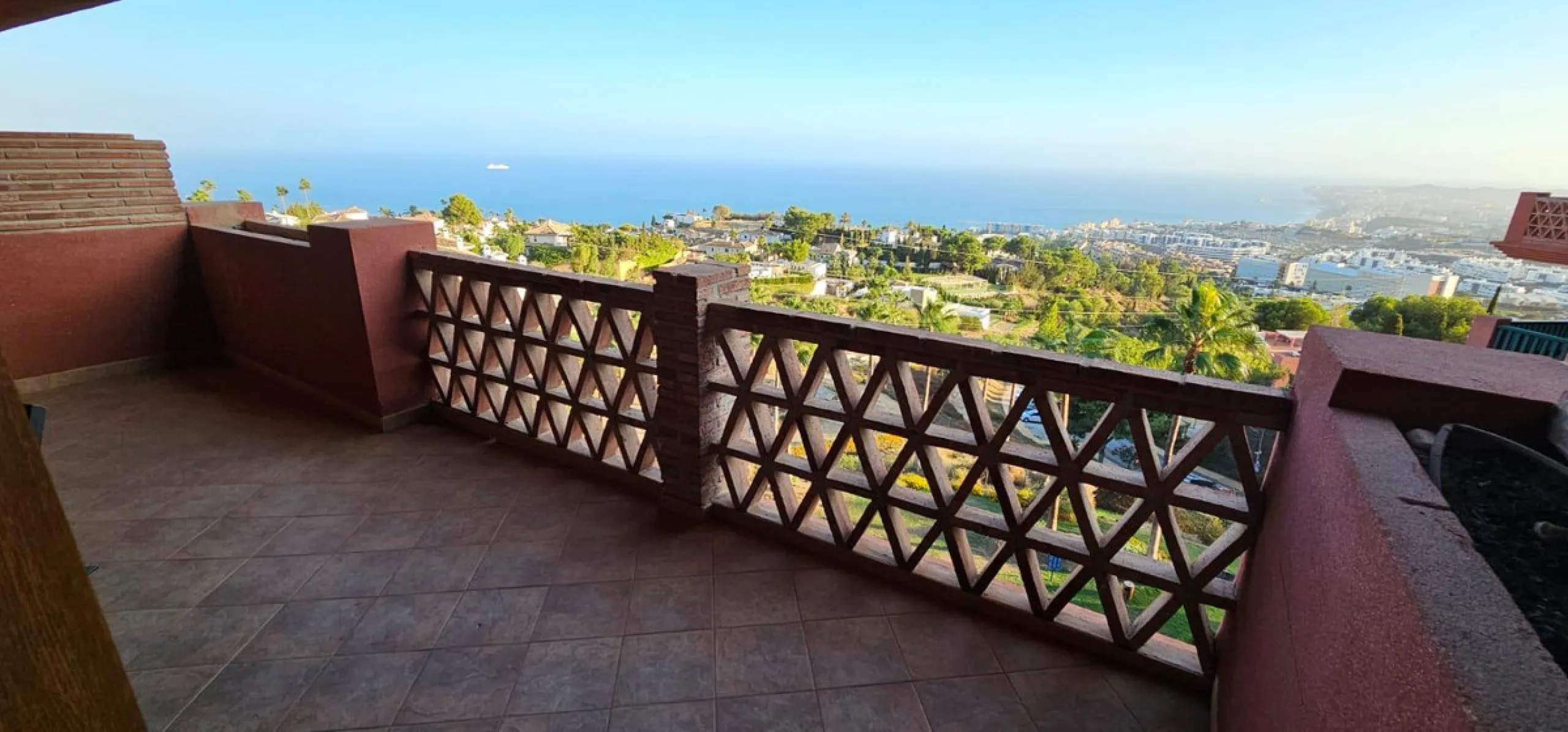 We present a spacious duplex penthouse for sale in the Altos del Higuerón area, Benalmádena. The house has an entrance with a kitchen, bedroom, bathroom, living room and dining room with access to a beautiful terrace with wonderful open views. We go up to