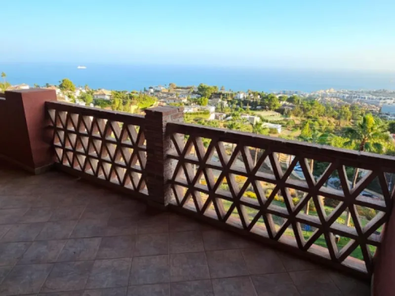 We present a spacious duplex penthouse for sale in the Altos del Higuerón area, Benalmádena. The house has an entrance with a kitchen, bedroom, bathroom, living room and dining room with access to a beautiful terrace with wonderful open views. We go up to